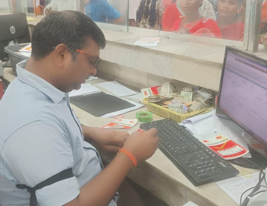 डाक कर्मचारियों ने आईटी 2.0 सॉफ्टवेयर की खराबी के विरोध में काली पट्टी बांधकर किया काम