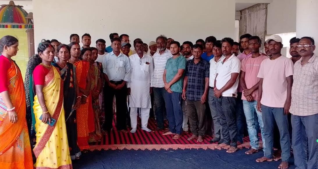 कटिया सरना स्थल परिसर में विस्थापित प्रभावित संघर्ष मोर्चा की हुई बैठक