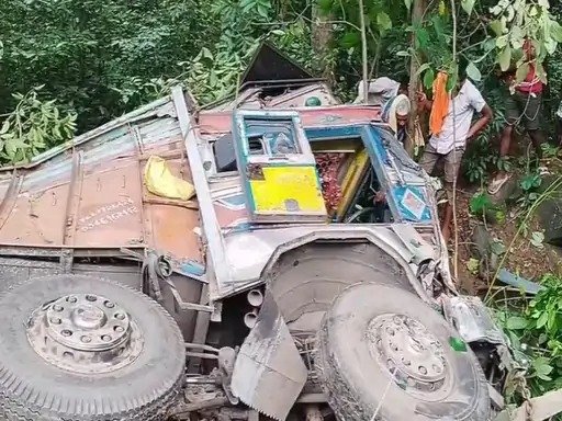 कोडरमा घाटी में ट्रक-गैस टैंकर में टक्कर, एक की मौत