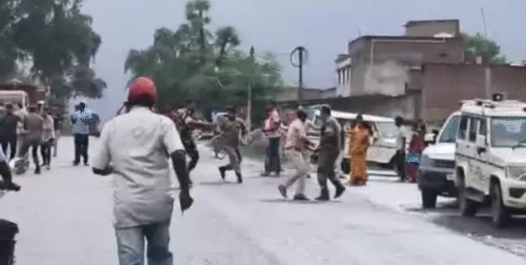 बोकारो में किसानों का प्रदर्शन, झड़प में थाना प्रभारी समेत कई घायल