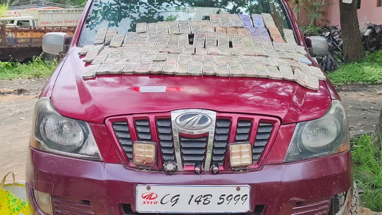 पलामू में जाइलो कार से मिले 46 लाख रुपए