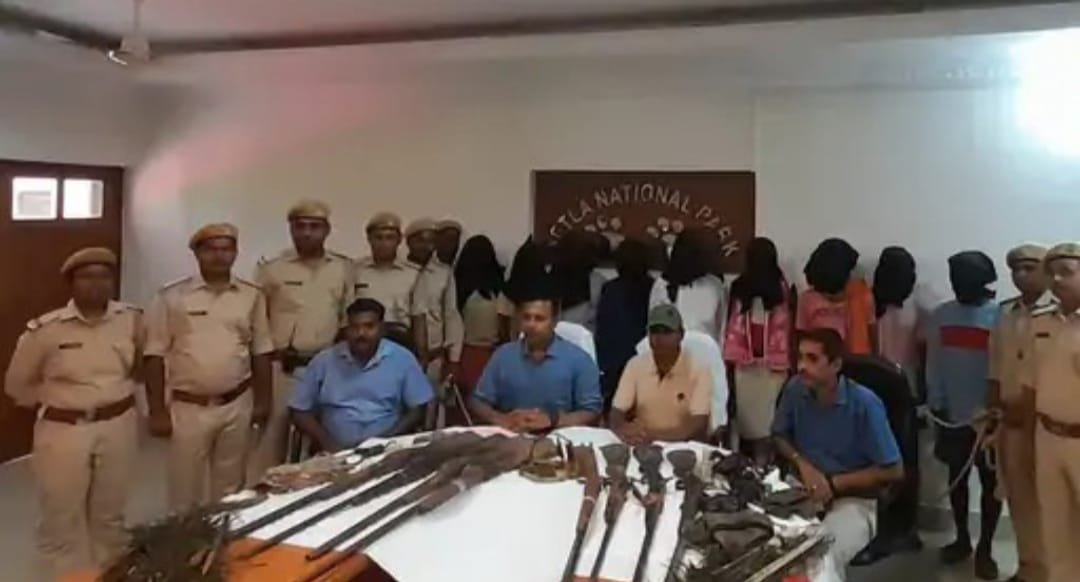 पलामू टाइगर रिजर्व में शिकारी गिरोह का भंडाफोड़, 9 शिकारी गिरफ्तार, 13 फरार