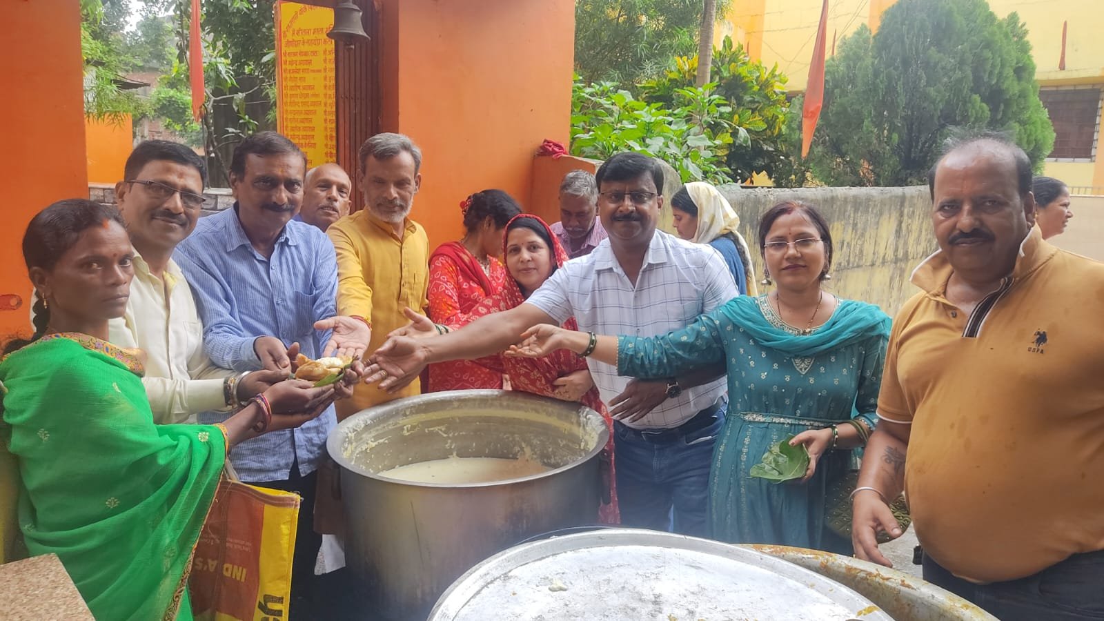 हजारों श्रद्धालुओं ने ग्रहण किया बालकृष्ण की छठियारी का महाप्रसाद