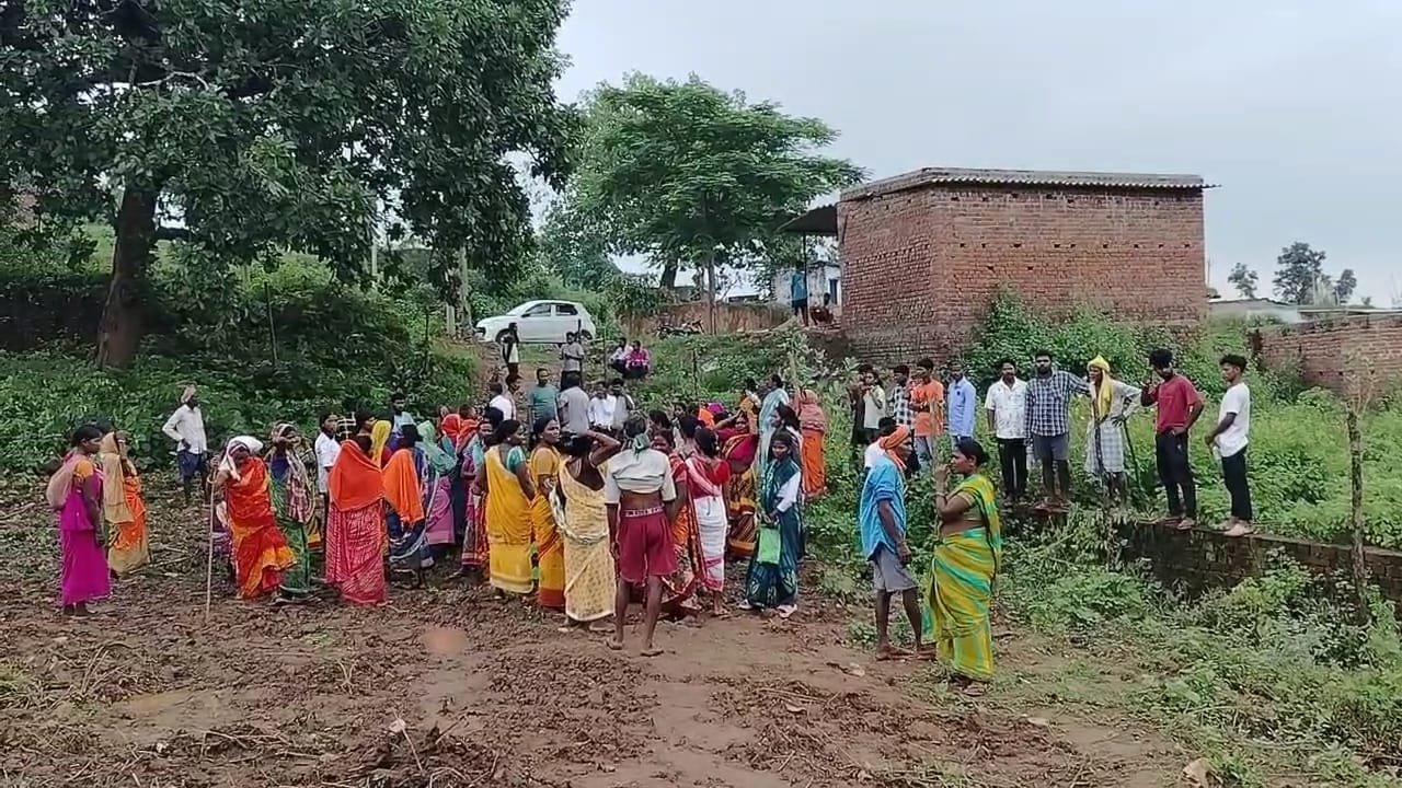 जबरन जमीन कब्जा कर रहे दबंगों के खिलाफ ग्रामीणों ने किया विरोध प्रदर्शन