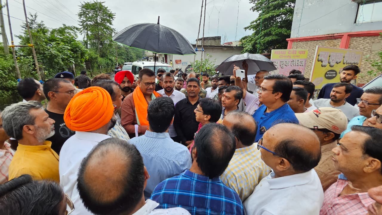 सांसद मनीष जायसवाल ने रामगढ़ शहर में जर्जर सड़कों का निरीक्षण किया,तत्काल मरम्मत का निर्देश