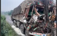 कुजू में सड़क पर पड़ी खराब गाड़ी में ट्रक ने मारी टक्कर, चालक घायल