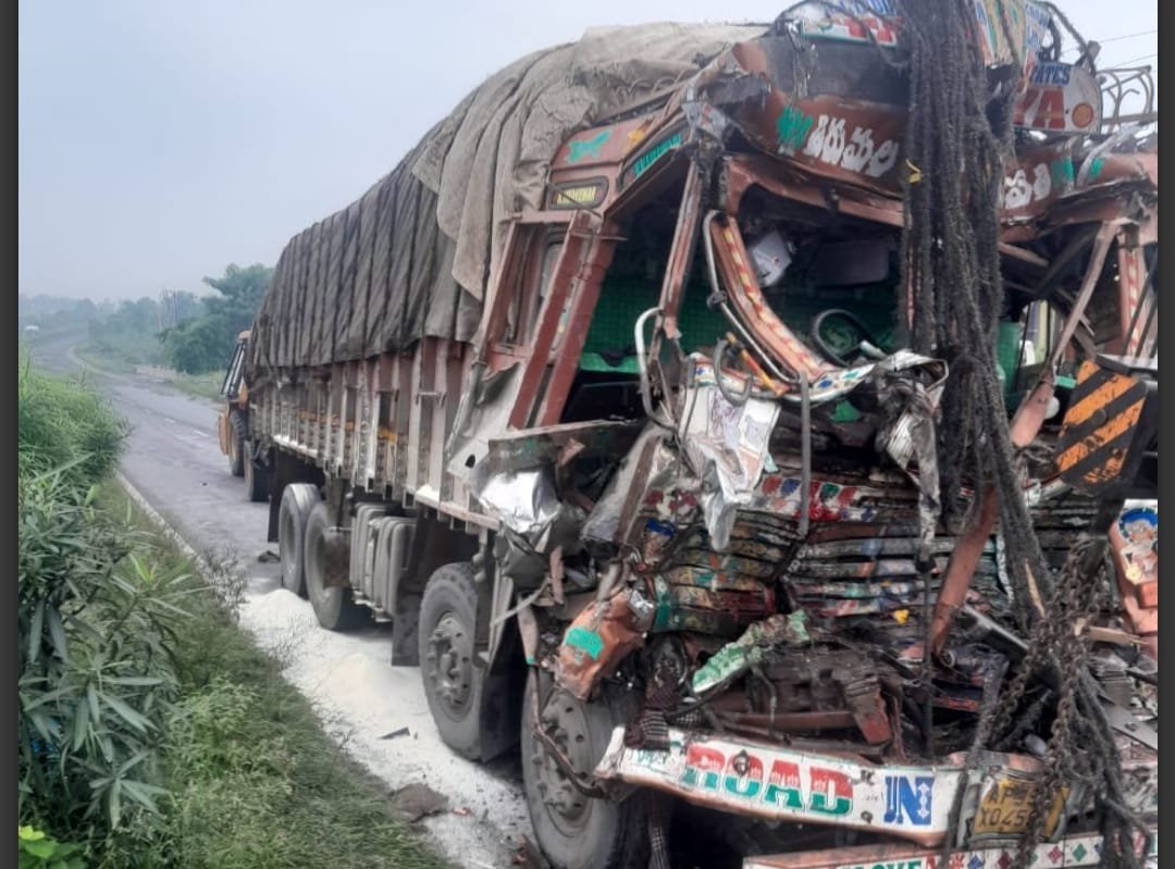 कुजू में सड़क पर पड़ी खराब गाड़ी में ट्रक ने मारी टक्कर, चालक घायल