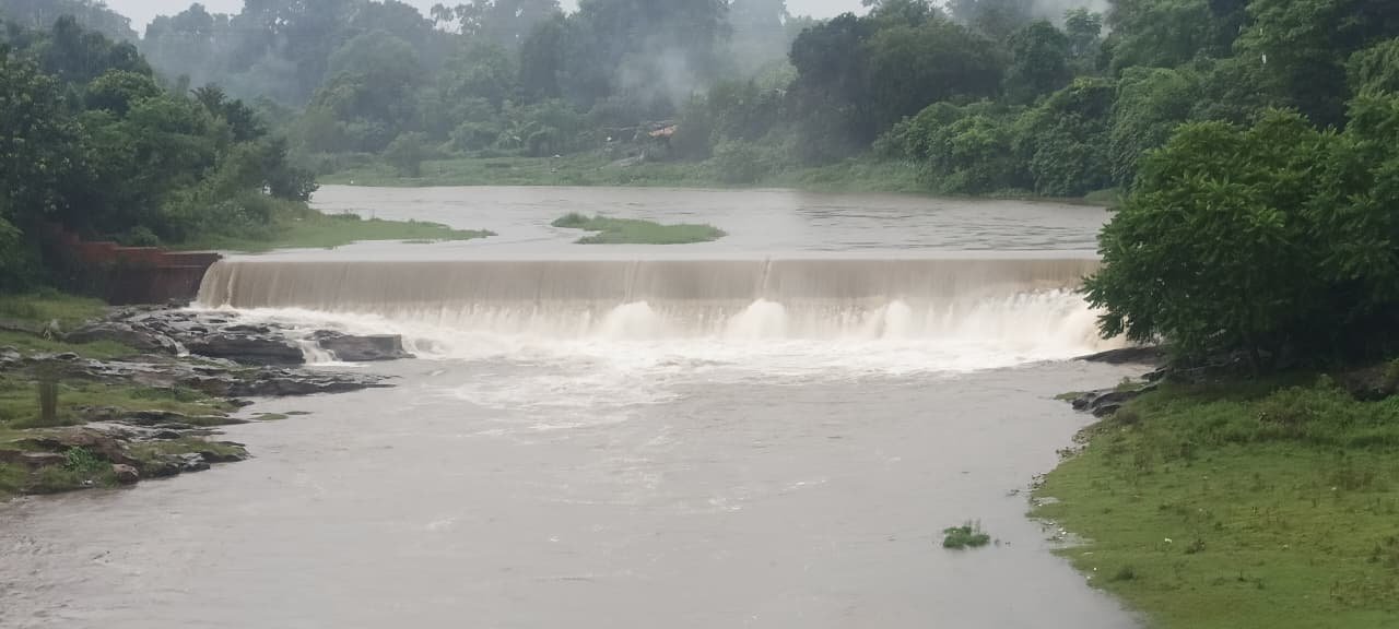 रुक-रुक कर हो रही बारिश ने जनजीवन पूर्ण रूप से प्रभावित