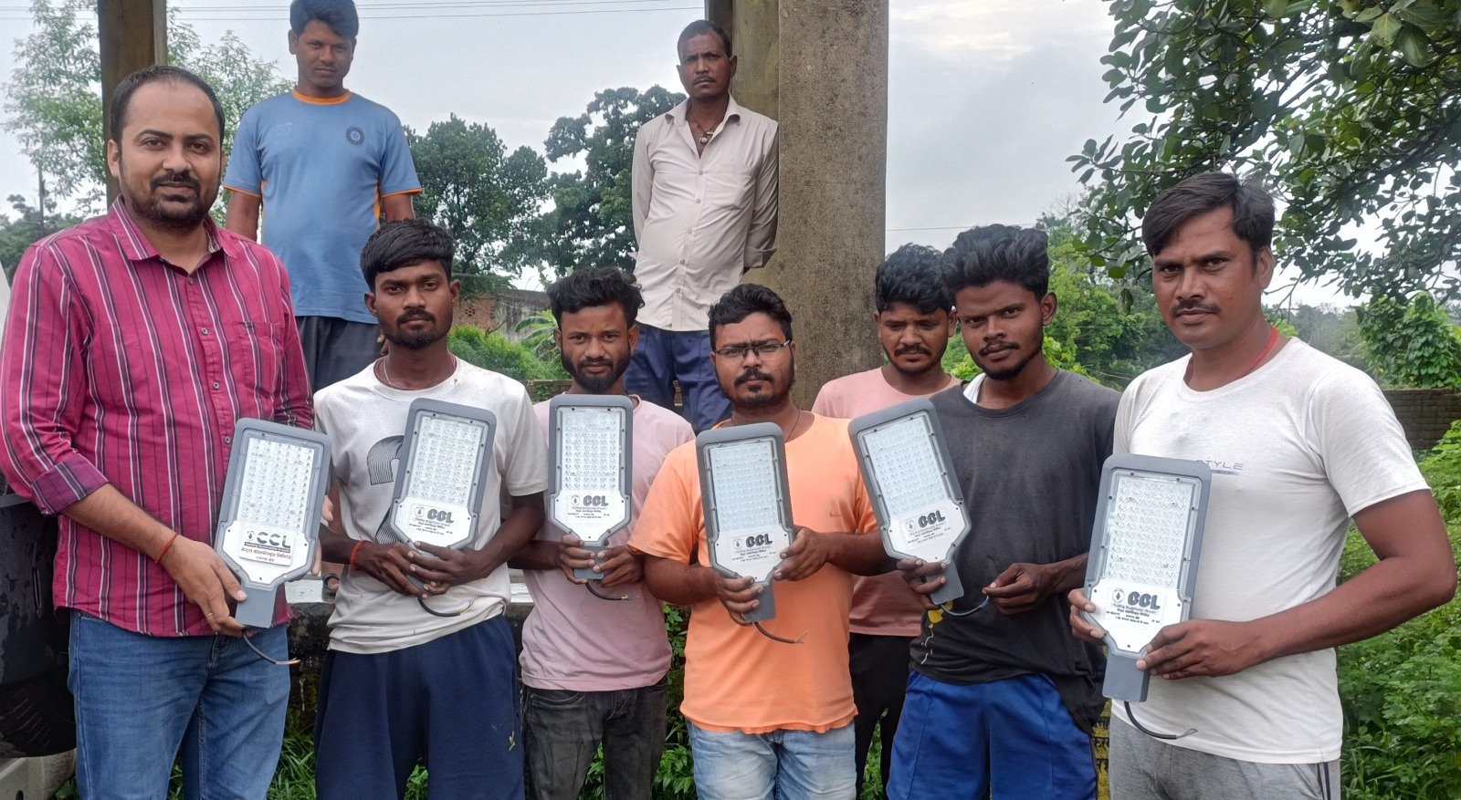 कोइहारा बस्ती में सीसीएल द्वारा एलईडी स्ट्रीट लाइट वितरण