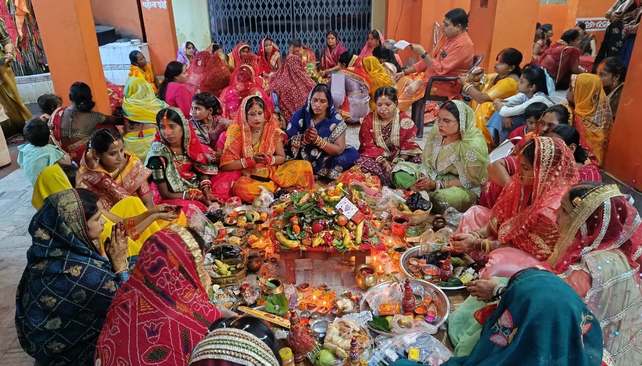 सुहागिन महिलाओं ने अपने पति के दीर्घायु होने के लिए हरितालिका तीज व्रत किया