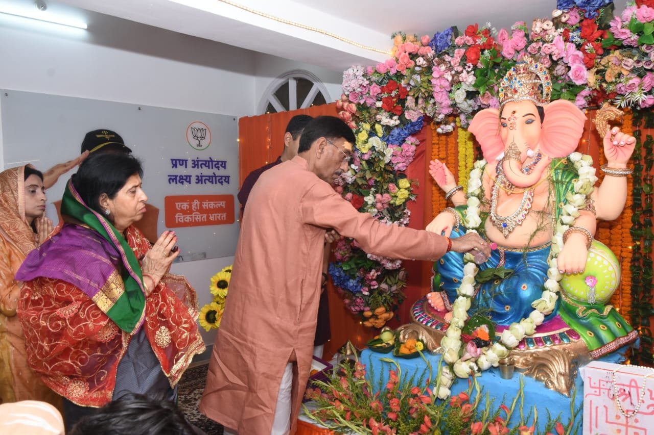 केंद्रीय रक्षा राज्य मंत्री संजय सेठ के आवास पर 10 दिवसीय गणपति महोत्सव का शुभारंभ