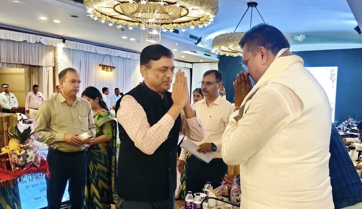 पटना में आयोजित पूर्व मध्य रेल की जेडआरयूसी की बैठक में शामिल हुए सांसद मनीष जायसवाल