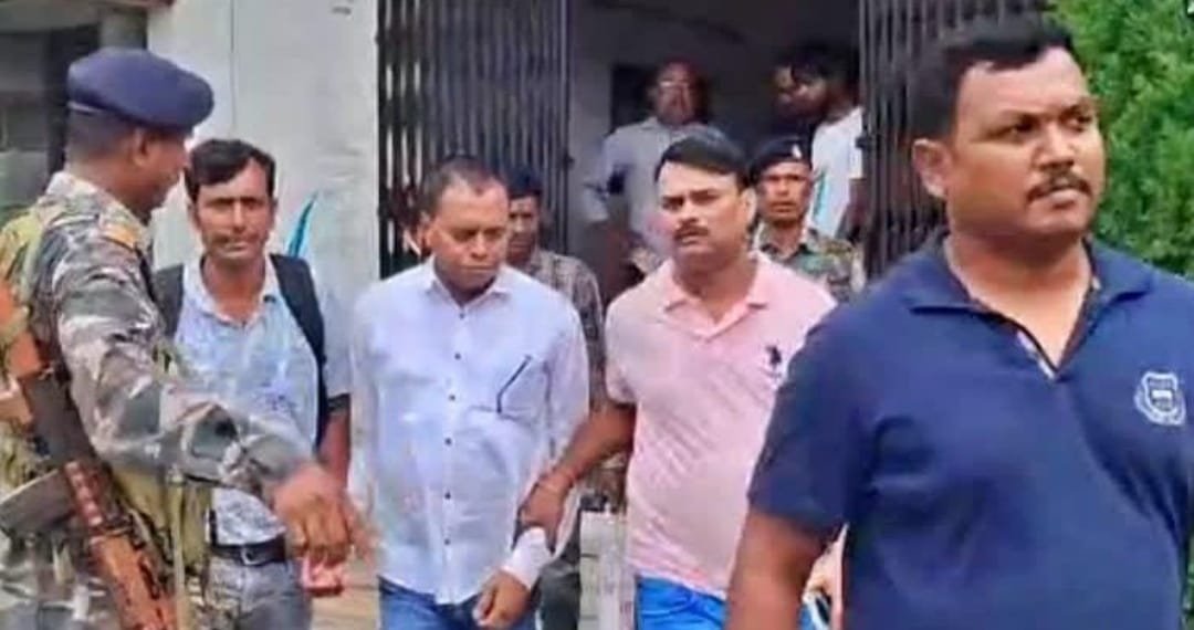 एसीबी की टीम ने प्रधान लेखापाल को रिश्वत लेते गिरफ्तार किया