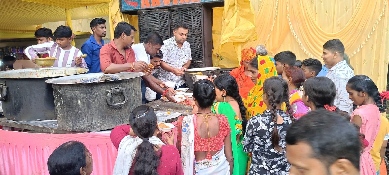 कोल कंपनी गणेश पूजा समिति द्वारा भंडार का आयोजन किया