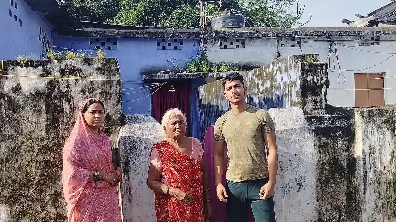भुरकुंडा पटेल नगर में दो ठगों ने जेवर चमकाने के बहाने लाखों रुपये के गहने लेकर भाग निकला