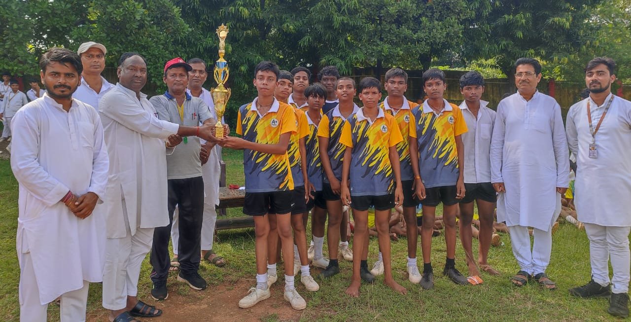 राष्ट्रीय खेल दिवस पर सरस्वती विद्या मंदिर में फुटबॉल मैच का आयोजन