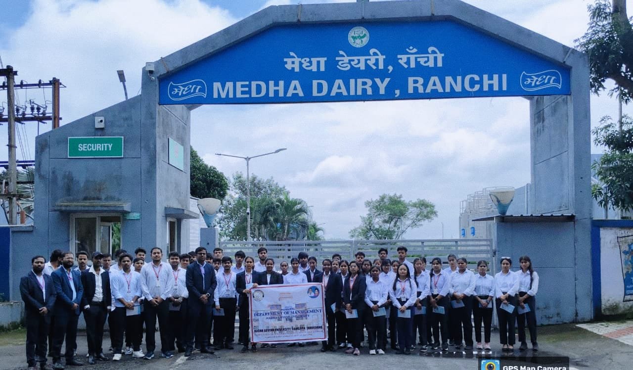 राधा गोविंद विश्वविद्यालय के छात्र-छात्राएं मेधा डेयरी रांची मे औद्योगिक शैक्षणिक भ्रमण किये