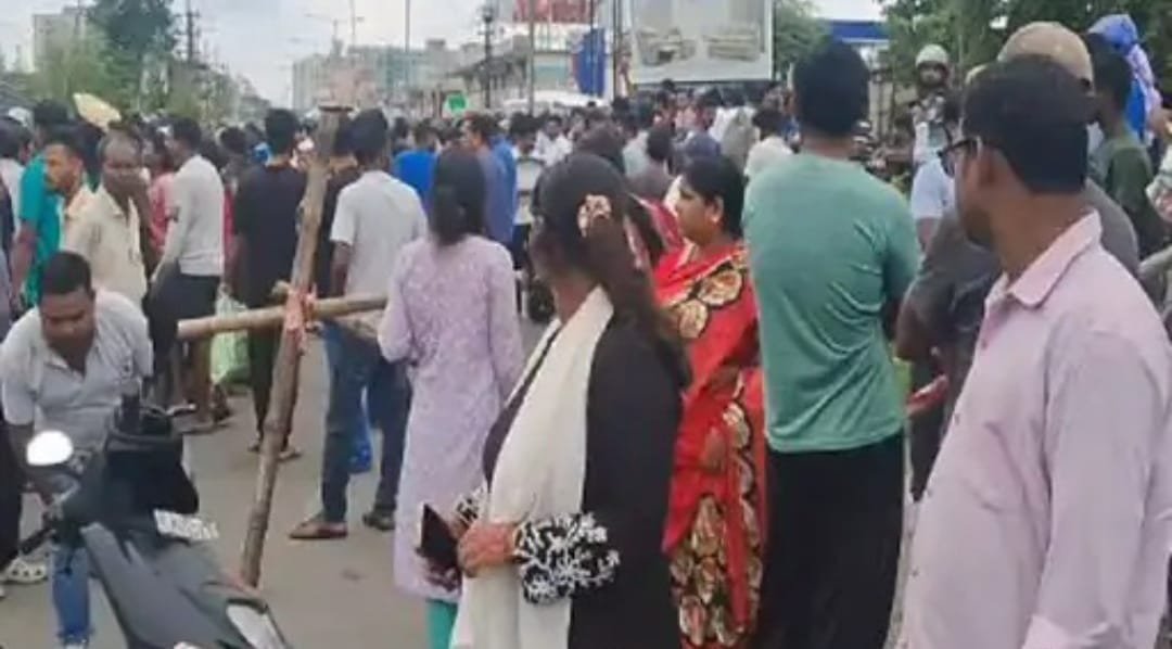 ​​​​​​​सड़क हादसे में मां-बेटी की मौत, रोड जाम