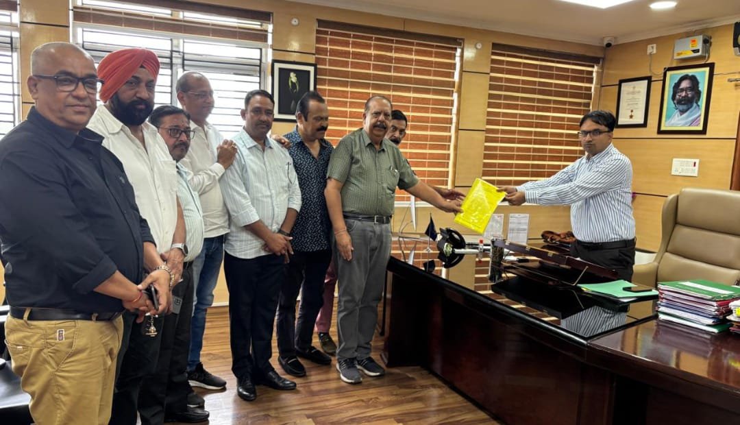 रामगढ़ चैंबर ऑफ़ कॉमर्स एंड इंडस्ट्रीज का एक प्रतिनिधिमंडल उपायुक्त से मिला