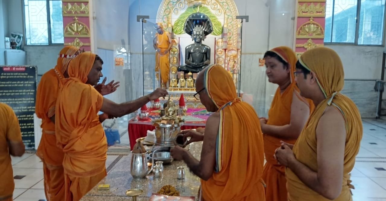 श्री दिगंबर जैन मंदिर में 10 लक्षण महापर्व के तीसरे दिन आर्जव धर्म की हुई पूजा