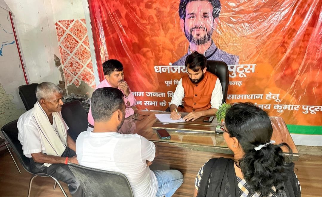 जन्मदिन पर भी जनता दरबार में समस्याएँ सुनते दिखे सांसद प्रतिनिधि धनंजय कुमार पुटूस