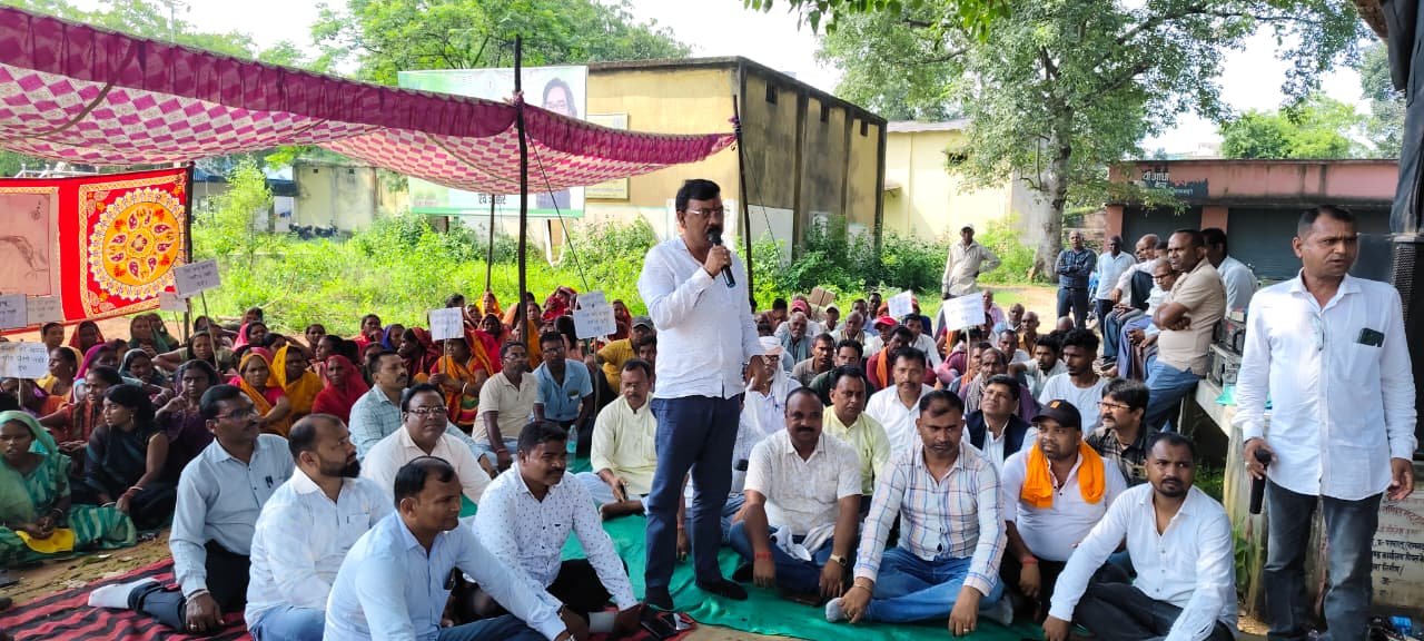 पतरातू में गांव बचाओ संघर्ष समिति के बैनर तले ग्रामीणों ने किया धरना प्रदर्शन