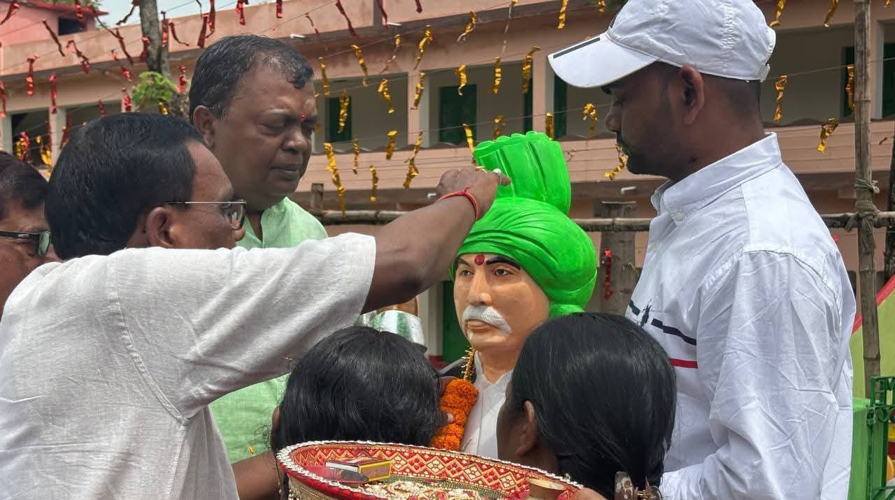 झारखंड कॉलेज डुमरी के प्रांगण में झारखंड आंदोलनकारी शेर -ए- शिवा महतो के आदमकद प्रतिमा का अनावरण किया गया