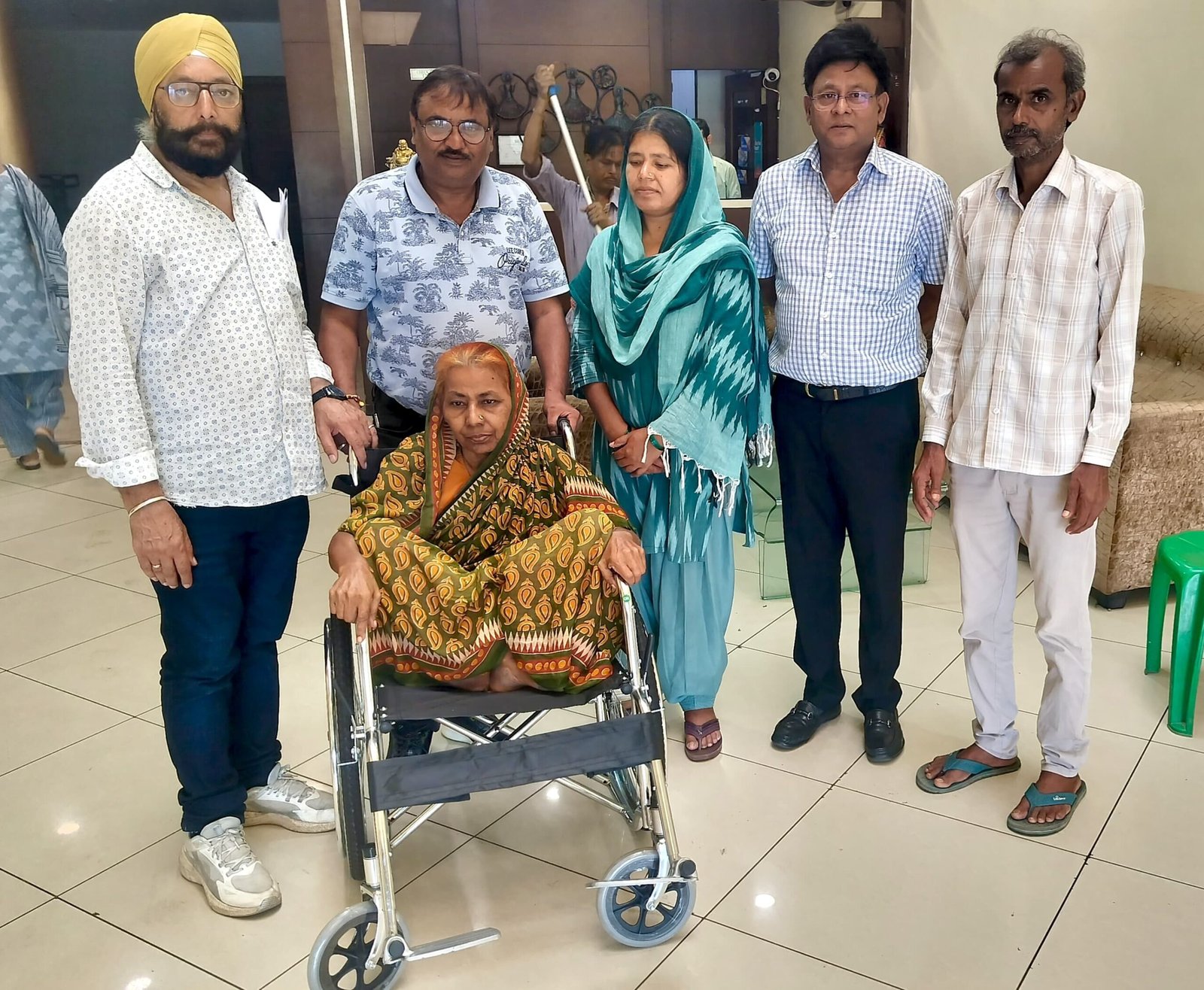 लघु उद्योग भारतीय रामगढ़ ने दिव्यांग को व्हीलचेयर उपलब्ध कराया