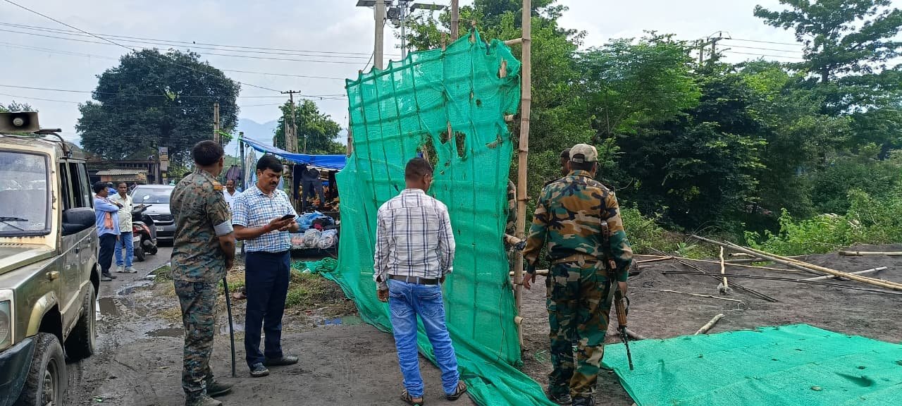 बेसरम तालाब के अतिक्रमण को सीओ के आदेश पर पुलिस ने ध्वस्त किया