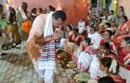 सांसद मनीष जायसवाल,मांदर की थाप पर किया करमा नृत्य, व्रतियों से लिया आशीर्वाद