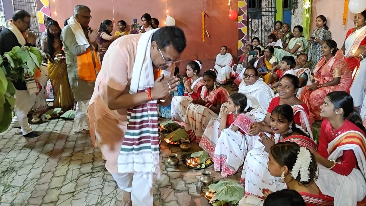 सांसद मनीष जायसवाल,मांदर की थाप पर किया करमा नृत्य, व्रतियों से लिया आशीर्वाद