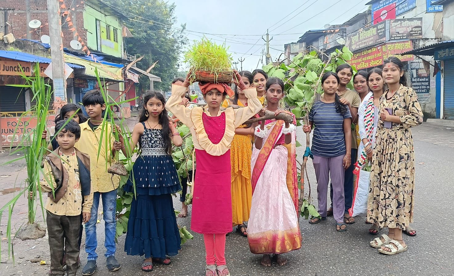 बहनों ने की भाई की लंबी उम्र के लिए करमा पूजा