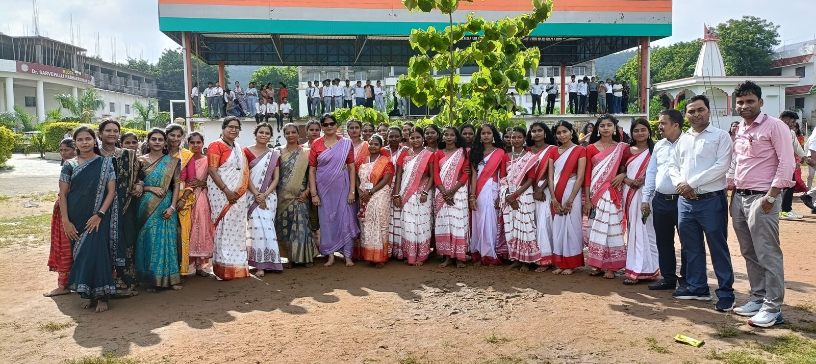 राधा गोविन्द विश्वविद्यालय में करम महोत्सव का भव्य आयोजन हुआ
