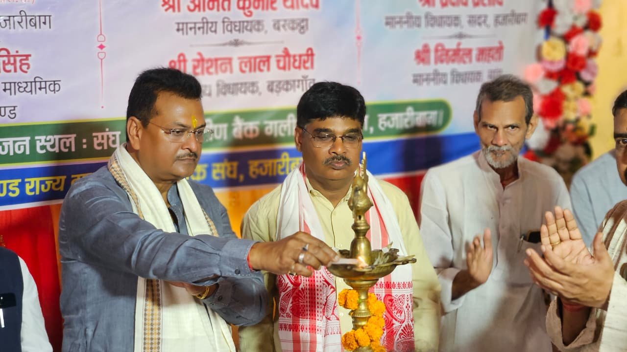 झारखंड राज्य माध्यमिक शिक्षक संघ के भवन पर सांसद मनीष जायसवाल ने शिक्षकों को किया सम्मानित
