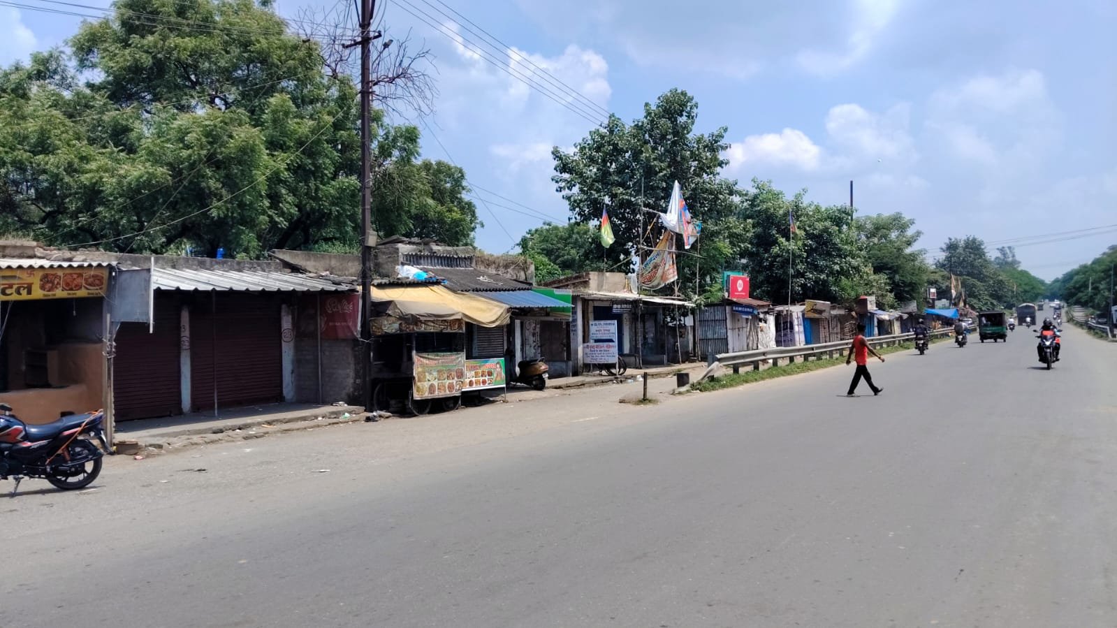 स्टेशन रोड में बने दुकानदारों को स्वत: दुकान हटाए जाने को लेकर 72 घंटे का थमाया गया नोटिस