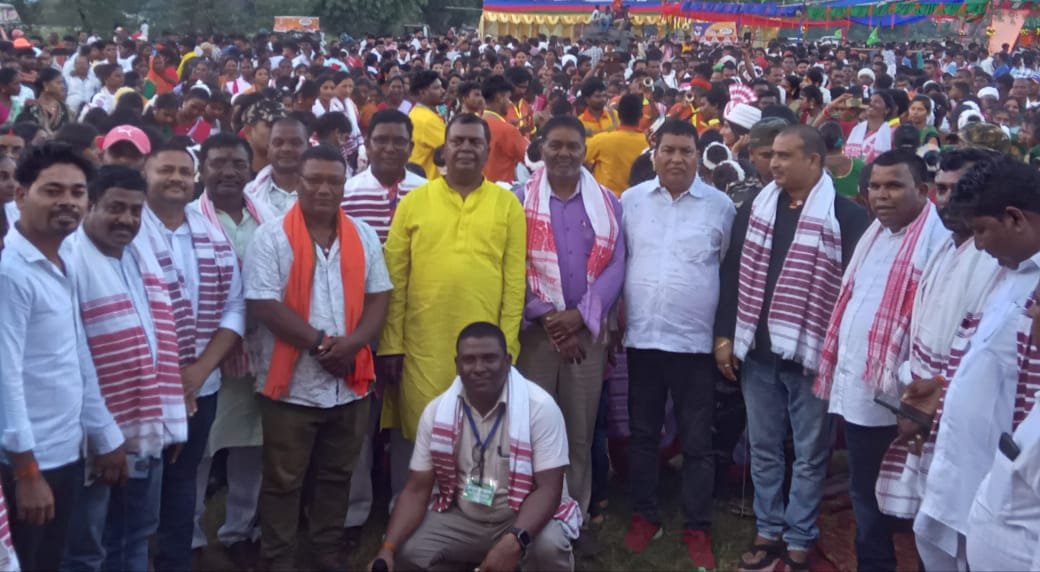 बूढ़ा करमा महोत्सव का आयोजन, ढोल नगाड़ो के थाप पर सांसद, विधायक व ग्रामीण खूब थिरके