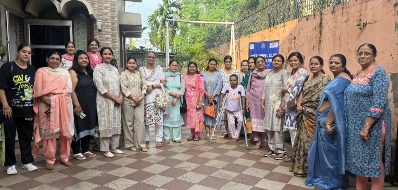 इनरव्हील क्लब ने जरूरतमंद बालिका को बैसाखी प्रदान किया