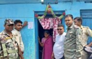 भुरकुंडा पुलिस ने घाटों ओपी के फरार आरोपी के घर चिपकाया इश्तिहार