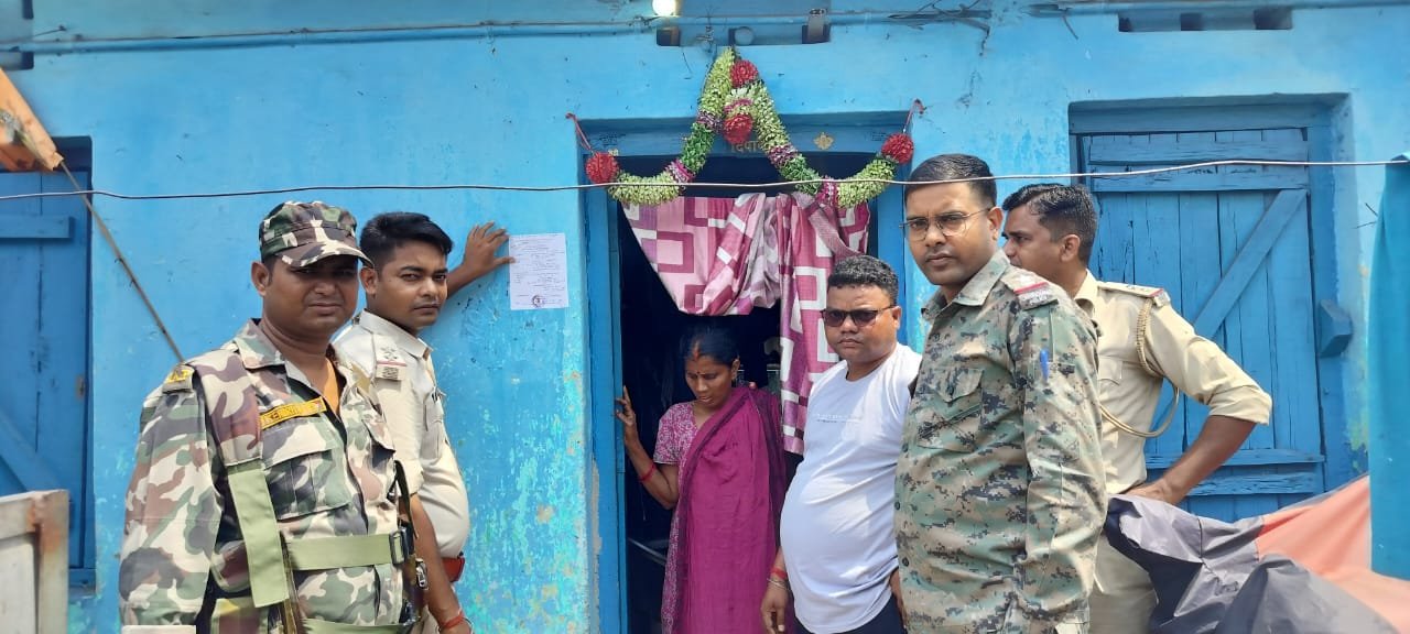 भुरकुंडा पुलिस ने घाटों ओपी के फरार आरोपी के घर चिपकाया इश्तिहार