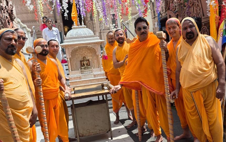 दशलक्षण महापर्व के समापन पर जैन समाज ने निकाली विशाल शोभा यात्रा