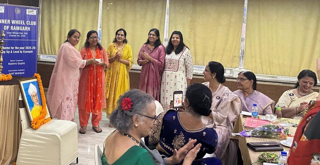 इनरव्हील क्लब ने सम्मान समारोह में शिक्षिका को सम्मानित किया