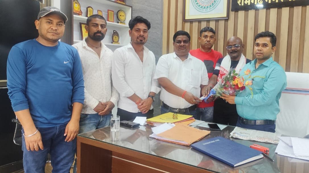 रामगढ़ नगर परिषद के कार्यपालक पदाधिकारी का आजसू ने किया अभिनंदन