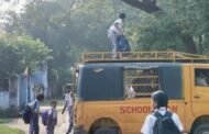 जान जोखिम में डालकर बच्चे शिक्षा ग्रहण करने पर है विवस