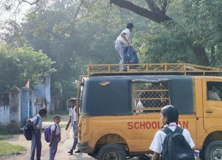जान जोखिम में डालकर बच्चे शिक्षा ग्रहण करने पर है विवस