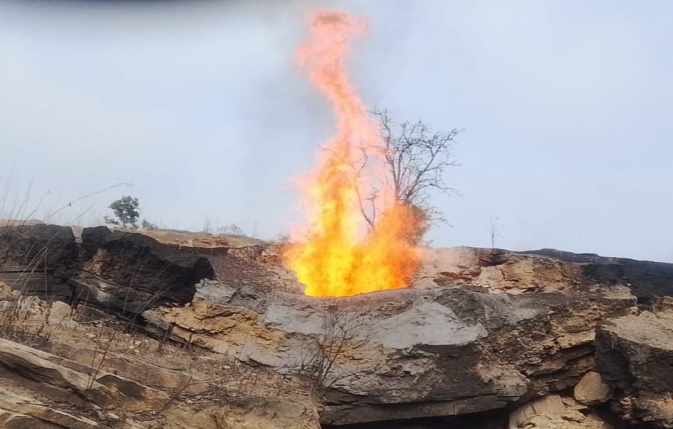 रामगढ़ जिला के रजरप्पा के भूचुंगढीह गाँव में फिर एक बार आग की लपटें, क्षेत्र के लोगों में दहशत