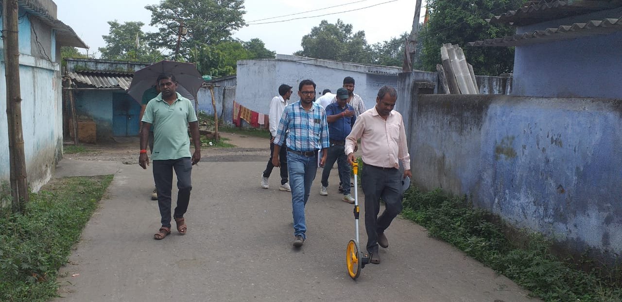 पिछले एक वर्ष से जमीन विवाद को लेकर बंद सड़क का किया निरीक्षण