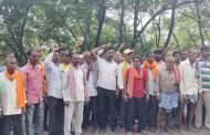 गिद्दी सी रोड सेल में कार्यरत मजदूरों को वेतन नहीं मिलने पर मैनुअल लोडिंग की मांग करते हुए विरोध प्रदर्शन