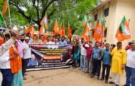 भाजपा पतरातू प्रखंड के तीनों मंडल के कार्यकर्ताओं ने प्रखंड मुख्यालय में आक्रोशपूर्ण प्रदर्शन किया