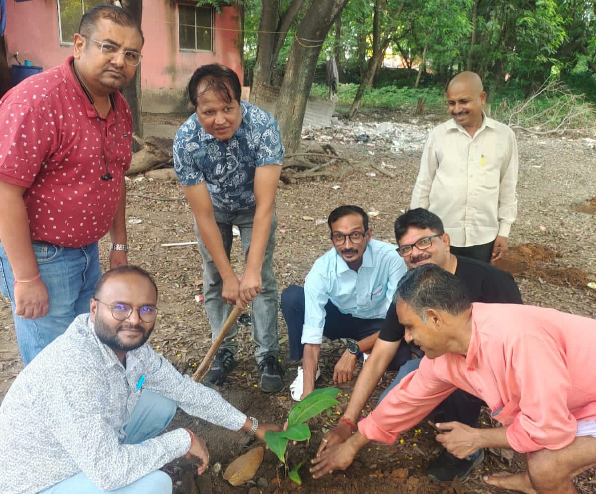 रोटरी रामगढ़ सिटी ने बाजार समिति में वृक्षारोपण किया
