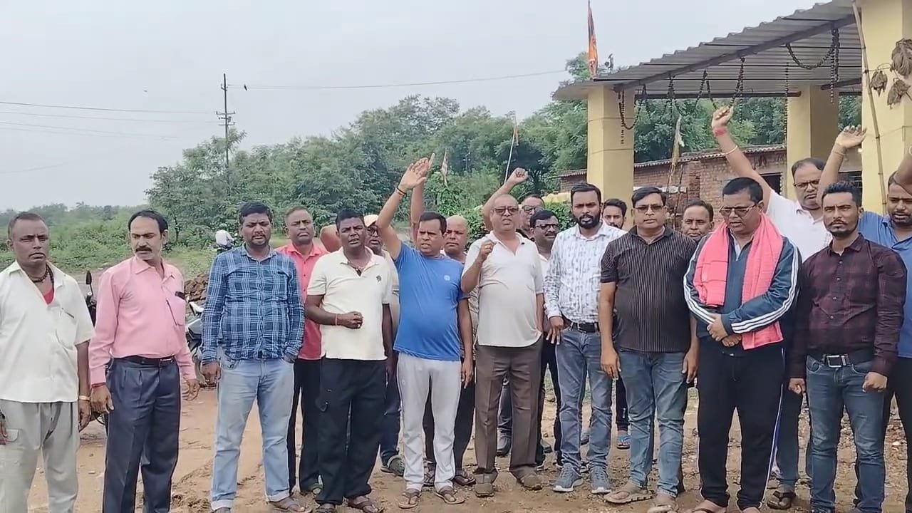 सीसीएल प्रबंधन द्वारा रास्ते बंद करने को लेकर ग्रामीणों ने विरोध कर प्रोडक्शन ठप किया